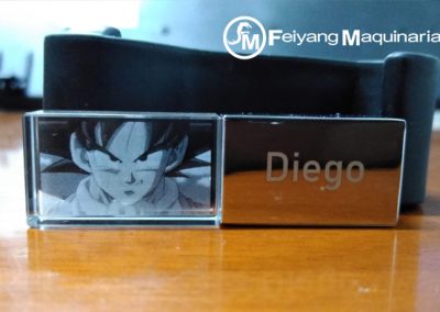 grabado laser de cara de Goku sobre cristal